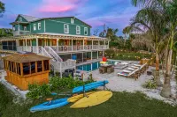 Heated Pool, Hot Tub, and Scenic Views - Luxurious Retreat