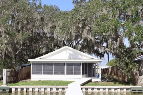 Relaxing Renovated Cottage on  Lake June in Winter with Dock!