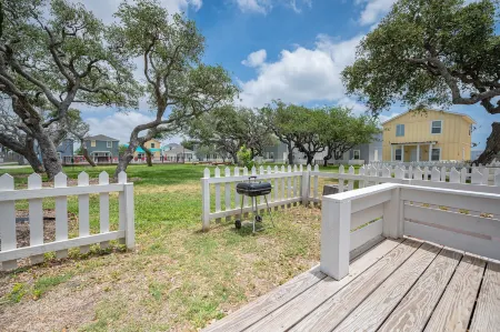 Stylish Cottage with Spacious Loft - Inviting Coastal Retreat