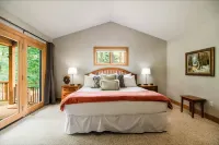 Ski Shuttle, Spacious Patio and Cozy Kitchen - Stunning Mountain Haven