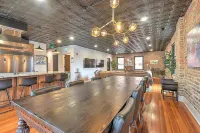 Luxury Penthouse in Downtown Bristol + Cool Patio • Sleeps 10 • Near Casino/Bms Hotels in Bristol