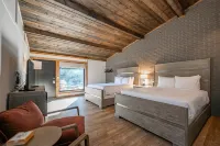 Kitchenette and Luxurious Shower Experience - Charming Retreat