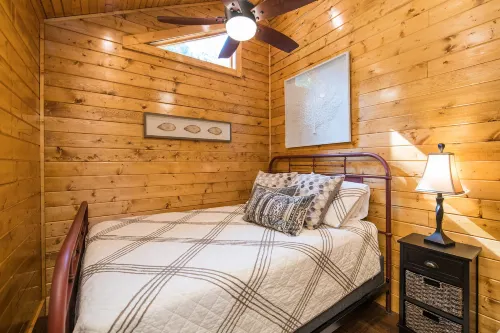 WiFi & Waterfront - Small Family Cabin - Creeksong - Red River Gorge, Kentucky! Hotels in Beattyville