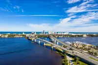 Beautiful Waterfront Oasis - Private Boat Dock and Deck Hotels in Holly Hill