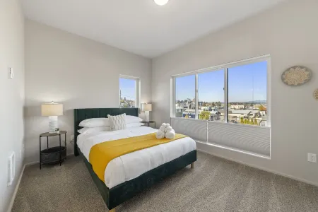 Prime Location Near Ocean and Downtown - Gorgeous Coastal Retreat