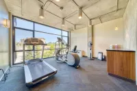Chic Design and Gourmet Kitchen - Stylish Riverstone Retreat