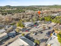 Charming Cowboy-Themed Suite with Creek Views - Elegant Escape