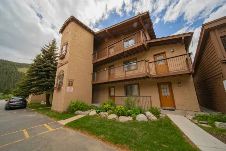 Ski Mountain Vistas and Cozy Living Space - Inviting Mountain Retreat