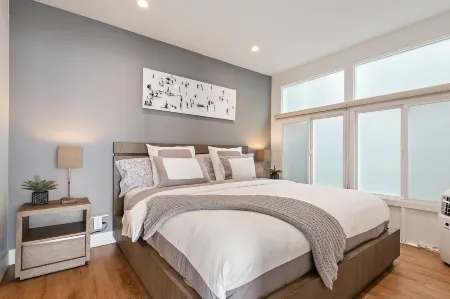 Ocean Views and Indoor Outdoor Living - Chic and Cozy Retreat