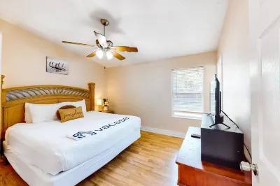 Contemporary beach house within walking distance to beach + central AC & WiFi Hotels in Upper Grand Lagoon