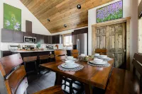 Game Room, Hot Tub and Fire Pit - Serene Forest Retreat Hotels in Cle Elum