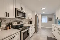 Gorgeous Arvada Home - Pet Friendly-Hot Tub 特溫萊克斯住宿飯店