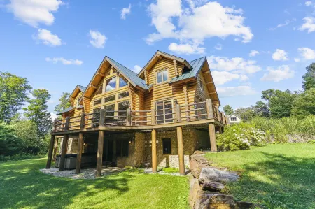 Inviting Hot Tub and Stunning Mountain Views - Exquisite Log Haven
