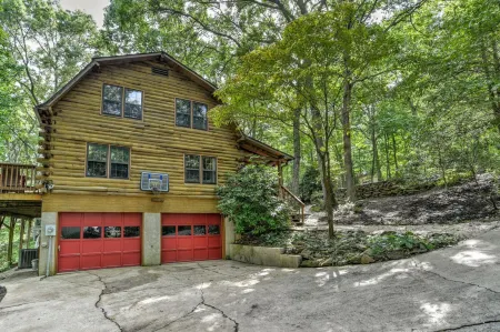 Fire Pit and Cozy Atmosphere - Charming Cabin Escape Отели в г. Ройал Пайнс