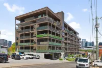 Elegant Retreat - Pool, Patio, City View, Broadway Access