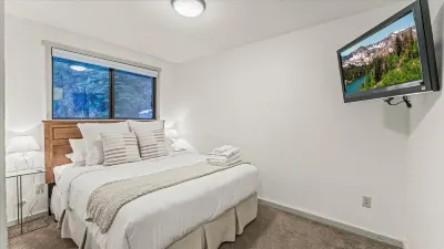 Mountain Bliss - Stream Views, Hot Tub, Secluded Retreat 팀파노고스 케이브 국가기념물 주변 호텔
