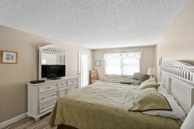 Beachfront Condo with Panoramic Views - Gorgeous Bright Retreat Hotels near Madeira Beach