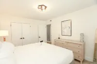 Modern Suite with Fire Pits and Beach Chairs - Charming Coastal Retreat Hotels in Norfolk