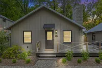 Lakeside Luxury and Hot Tub - Exquisite Cottage Retreat