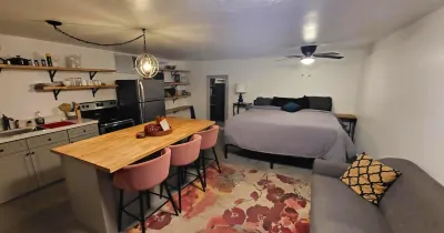 Exquisite Fully Furnished Studio Oasis - Stunning Chic Hotels in Alhambra