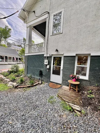 Cozy Rustic Walkout Basement Cabin in Historic Harpers Ferry