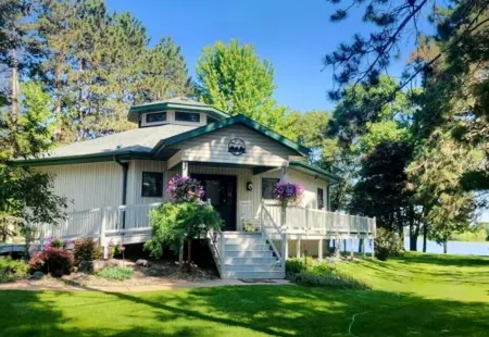 New Waterfront Listing- Castle Rock Lake, Hot Tub, Sand Beach, Central Wisconsin Отели в г. Джермантаун