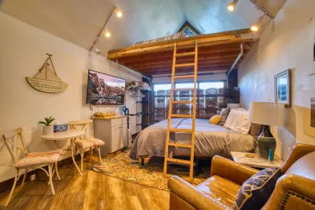 Large beach home with fantastic views of the Oregon Coast with a quaint cabin. Отели рядом с достопримечательностью «Яхайк Трейл»