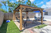 Ultimate Florida Getaway: 2 Units, 1 Great Stay! Các khách sạn gần Target