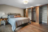 Heated Pool and Mountain Views - Stunning Musical Oasis Escape Hotels in Greenfield