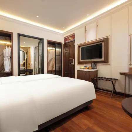 Minerva Premium Hotel Отели рядом с достопримечательностью «Храм Нефритовой горы»