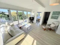 Tiri Cottage - Sea Views in Oneroa by Waiheke Unlimited Отели в г. Онероа