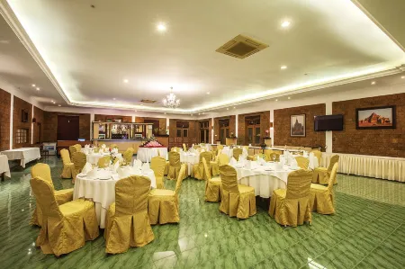 Aye Thar Yar Golf Resort Отели рядом с достопримечательностью «Shwe Yan Pyay Monastery»