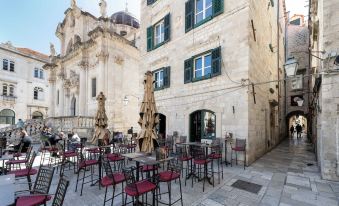 L & L Old Town Apartments