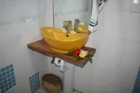 Alofa Beach Bungalows Hotels in Iuiak