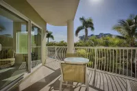 Crystal Palms Beach Resort Hotel di Treasure Island