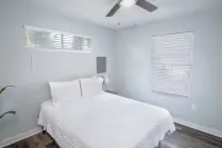 Remodeled Historic 1Br 1BA House Near Downtown - Condos