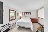 Bear Pass - Mountain View 4 Bedroom Home by RedAwning