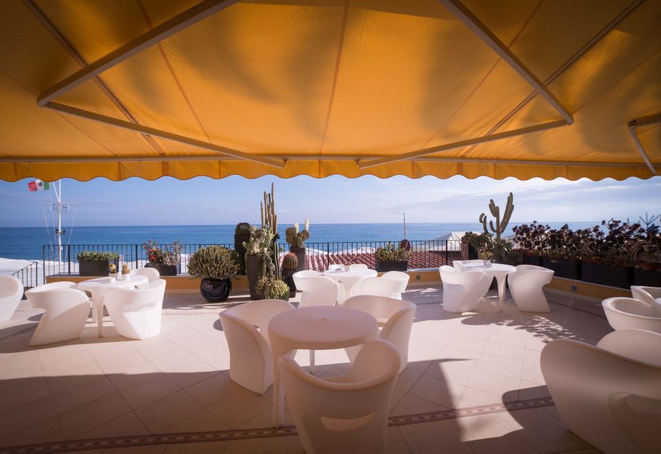 알바트로스 호텔의 조식 뷔페 또는 테라스 전망