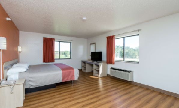 Motel 6-Waterloo, IA - Housity