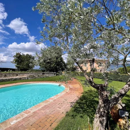 Spoleto Tranquilita Sleeps 20 with Wifi Pool Yoga Studio Gardens and Views