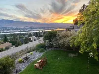 Spectacular skyline, river views from lovely yard. Bright and beautiful space.