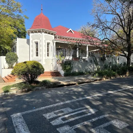 Melville Turret Guesthouse Отели рядом с достопримечательностью «Radiopark Building»