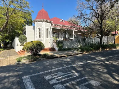 Melville Turret Guesthouse Отели рядом с достопримечательностью «Витватерсрандский университет»
