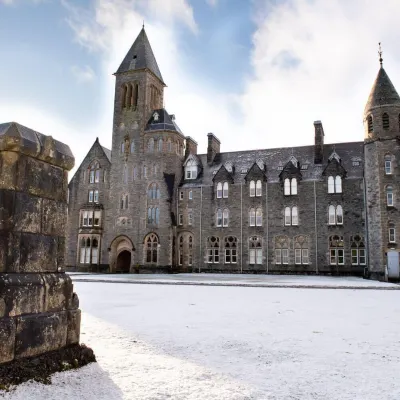 Boys Dormitory Hotel berhampiran The Clansman Centre