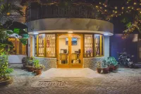 Hanu Reddy Residences Poes Garden