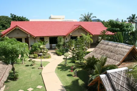 Long Beach Inn Отели рядом с достопримечательностью «Tham Phraya Nakhon»