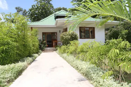 Le Surmer Self Catering Chalets Отели рядом с достопримечательностью «Фелисите»