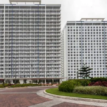 Blowing in the Wind - Lake View Apartments