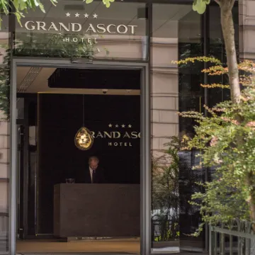 Grand Ascot Hotel Отели рядом с достопримечательностью «Галерея Артемис»