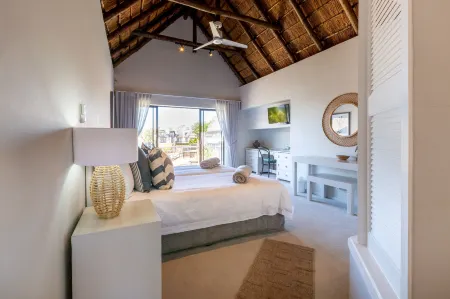 Canal Guest House - Waterfront Luxury B&B - Solar Powered